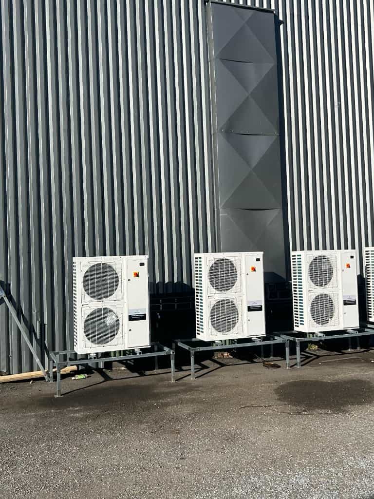 Kylaggregat monterade på industrifasad