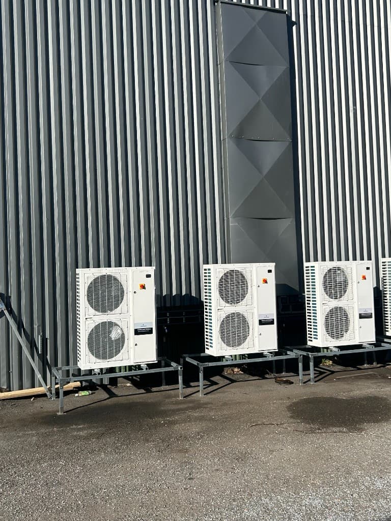 Kylaggregat vid service och installation