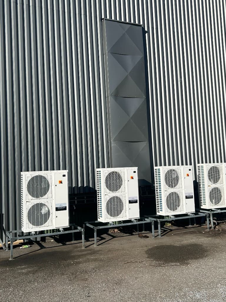 Installerade utomhusaggregat vid industrifasad