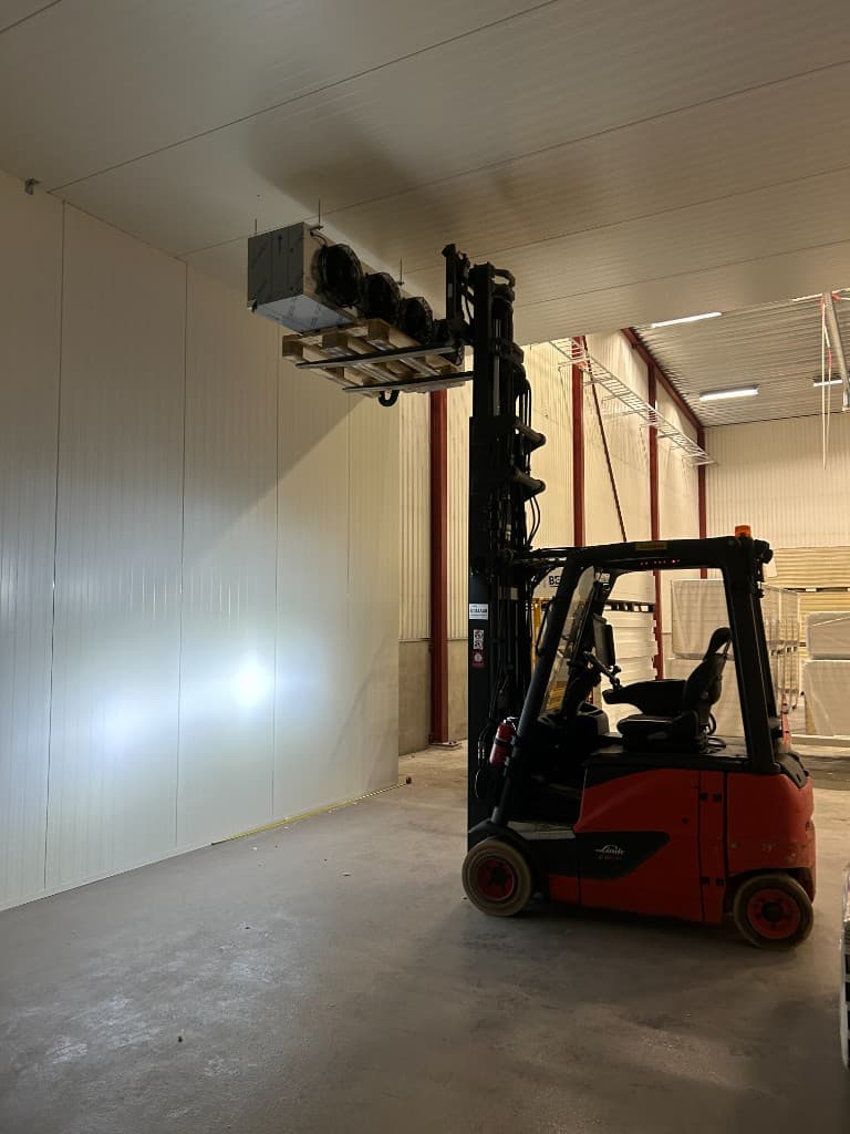 Truck lyfter förångare vid montage i kylrum